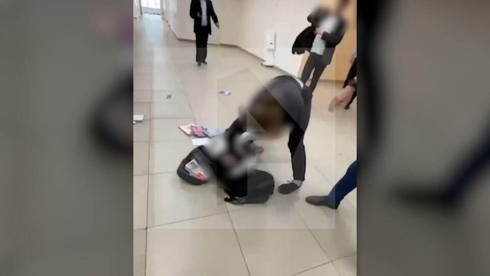 Кадры избиения школьника, которому проломили череп в Москве