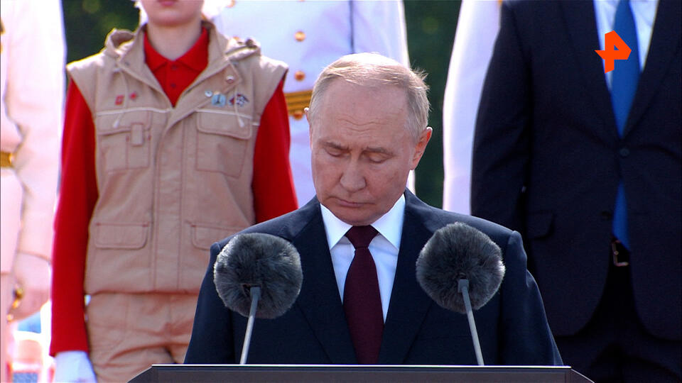 Путин: мы продолжим оснащать флот гиперзвуковыми ракетами
