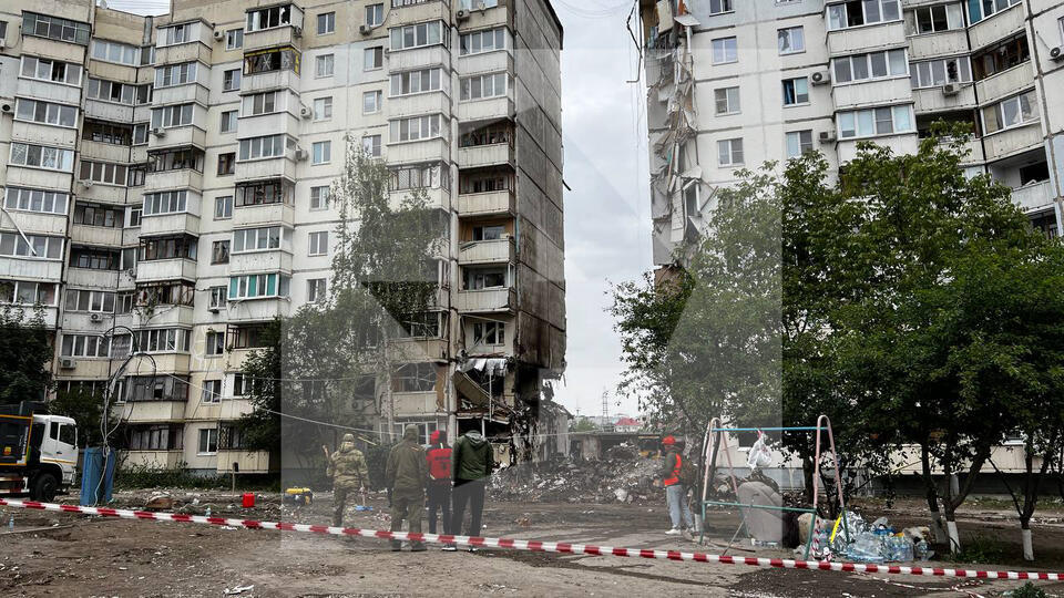 Спасатель рассказал, как вытаскивал людей из обрушенного дома в Белгороде
