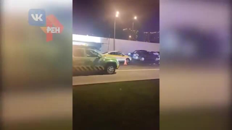 Водитель каршеринга врезался в отбойник на юге Москвы