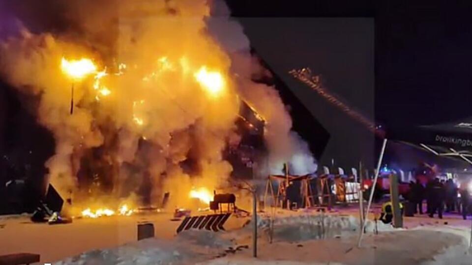 Гостиничный комплекс горит в Тольятти на площади 800 квадратных метров