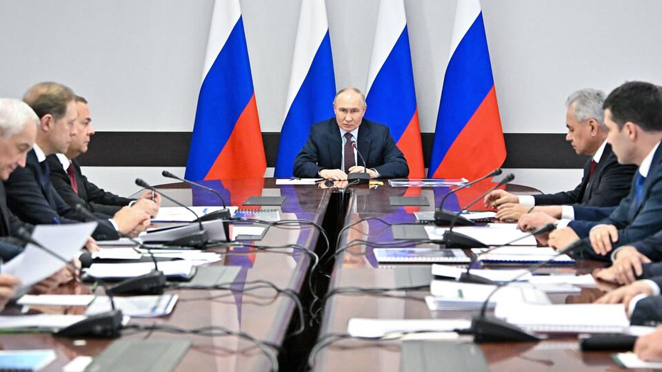 Путин призвал сосредоточиться на выстраивании эффективной экономики ВС РФ