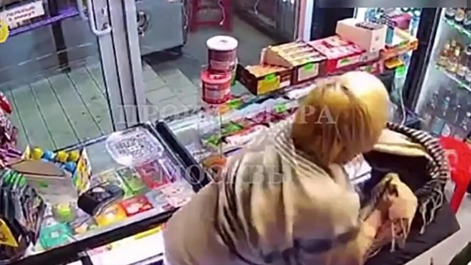 Продавщица выбила нож из рук грабителя с чулком на голове в Москве