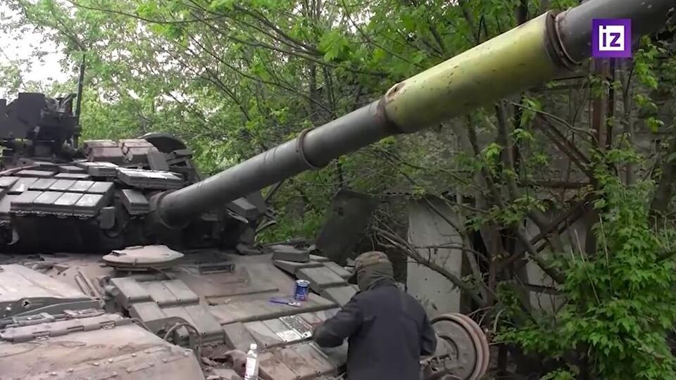 Ремонтники Востока пополнили трофеи сбитым в боях с ВСУ танком Т-64