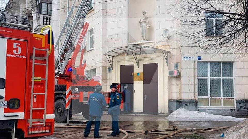 Крупный пожар на крыше жилой пятиэтажки в Ярославле потушен