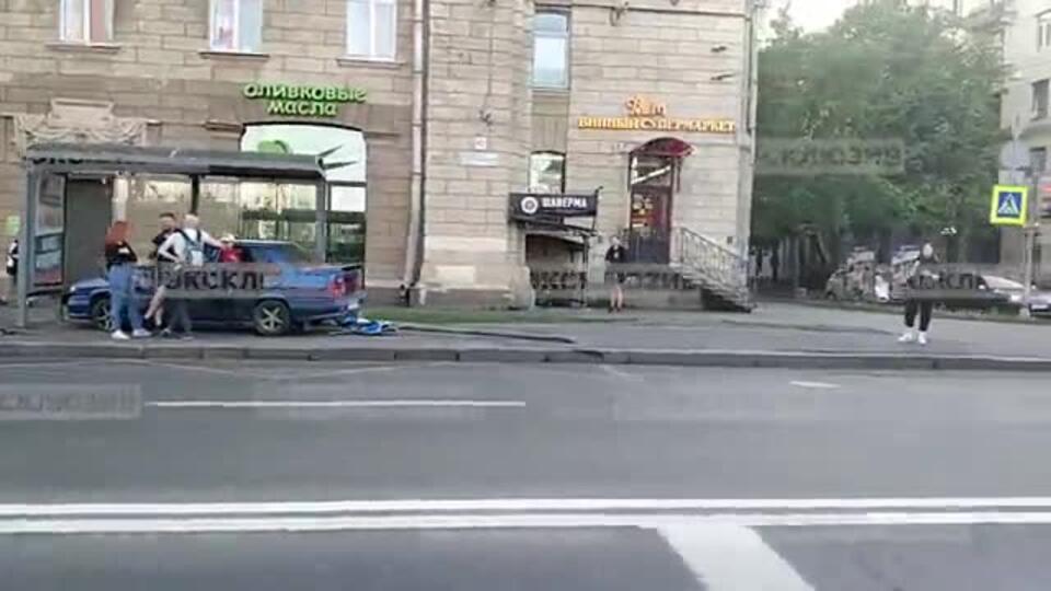 Водитель на легковушке протаранил остановку в Петербурге