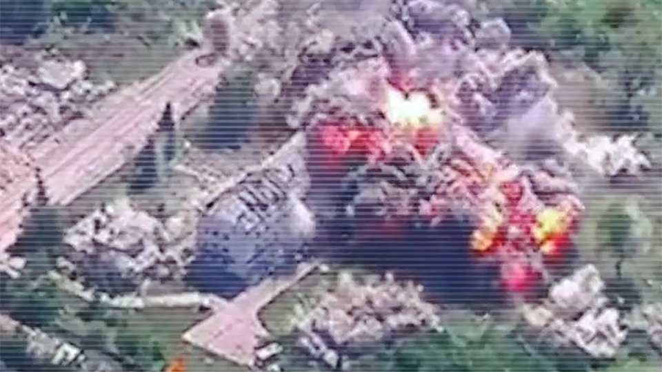 Взрыв тяжелых бомб похож на землетрясение. Фото: © Скриншот видео