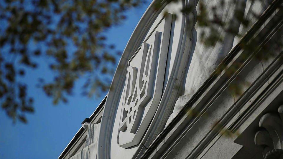 Пациент с COVID-19 умер на пороге больницы в украинском Ровно