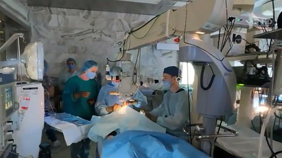 Российские медики провели уникальную операцию по восстановлению зрения