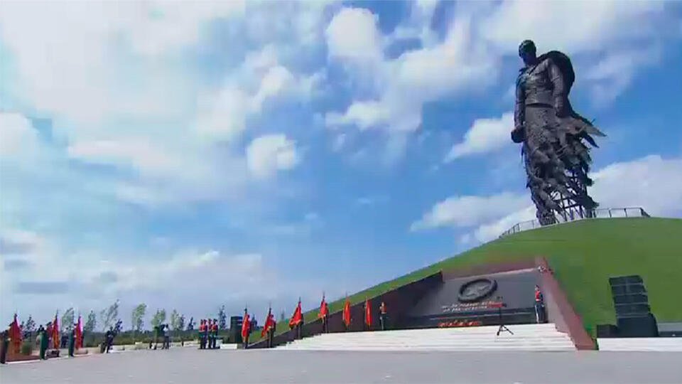 На журавлях: Ржевский монумент восстановил память о павших за Родину