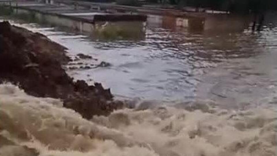 Дамбу для сдерживания паводка прорвало в Уссурийске