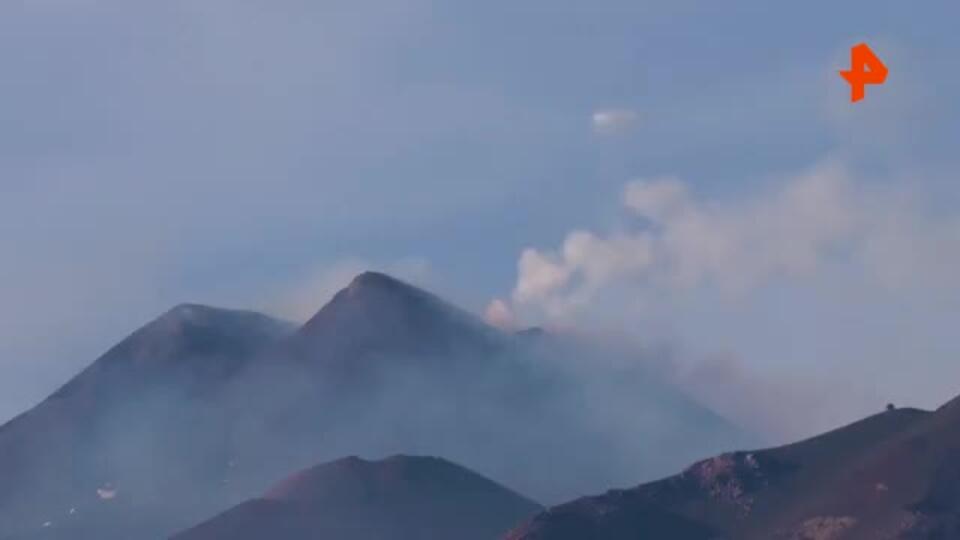 Крупнейший вулкан Европы Этна начал выпускать дымовые кольца