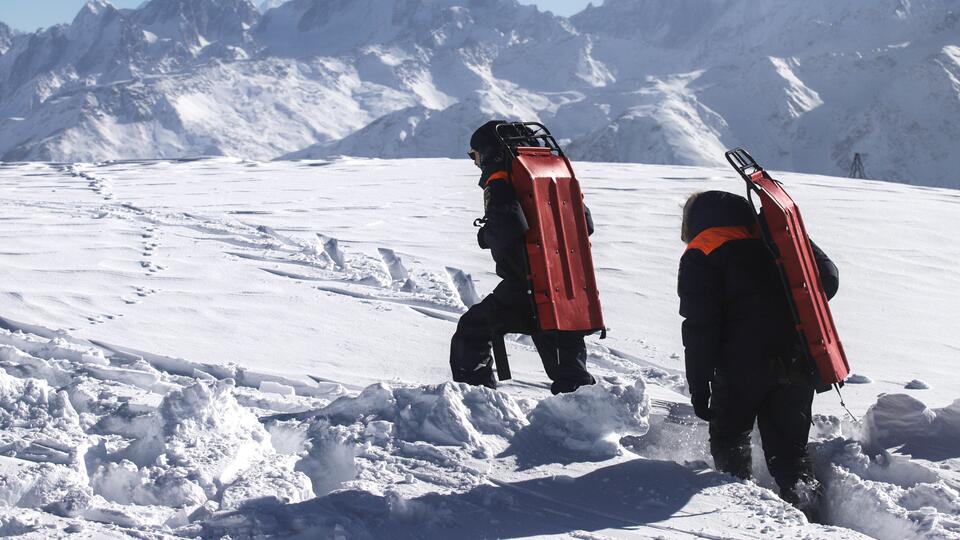 Сноубордистов, пострадавших при сходе лавины, спасли в Приэльбрусье