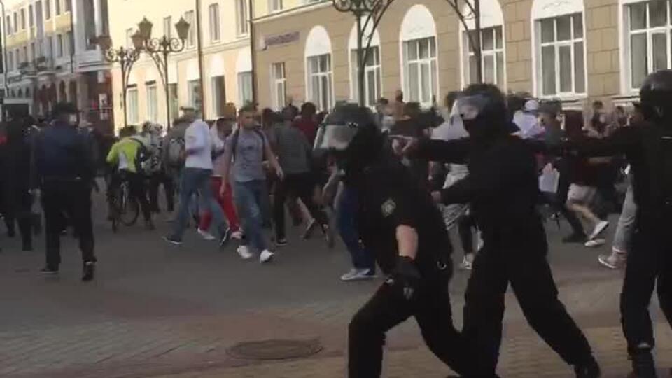 Сотрудник ОМОНа выстрелил в воздух в Бресте во время протеста