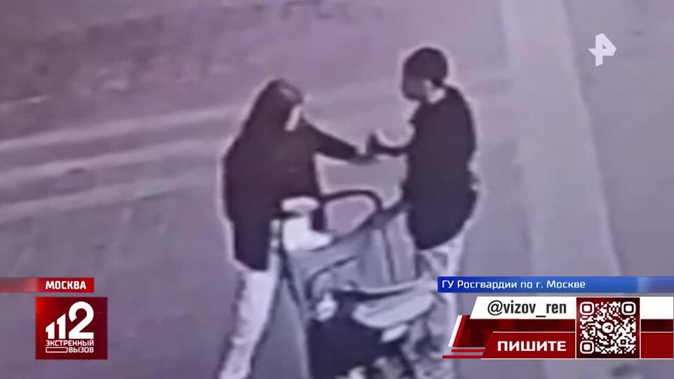 Мужчина с ножом напал на женщину с ребенком возле ТЦ в Москве
