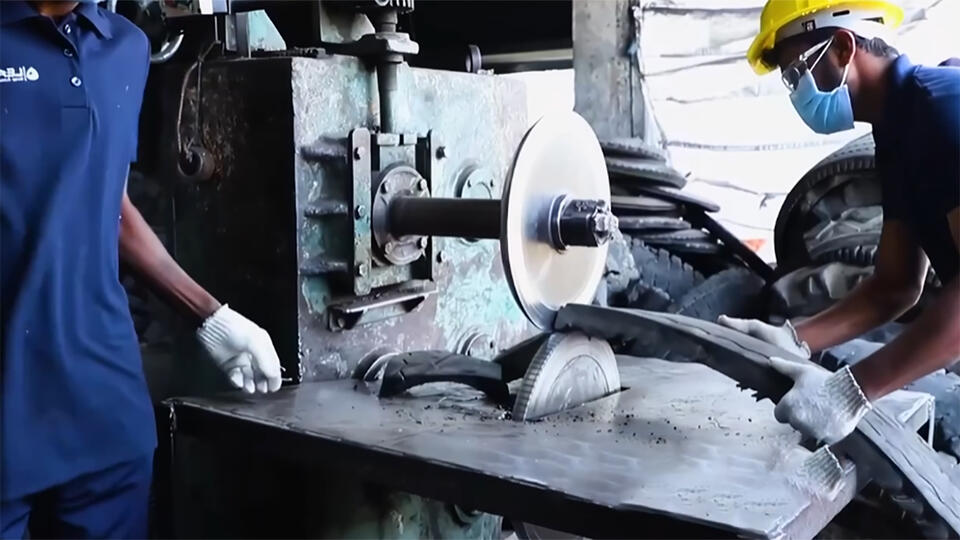 Из автомобильных покрышек можно сделать топливо. Фото: © Кадр из программы "Наука и техника", РЕН ТВ