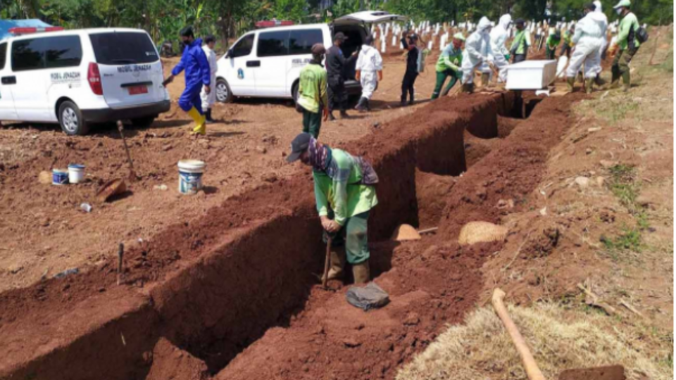 COVID-отрицателей заставили копать могилы для погибших от вируса