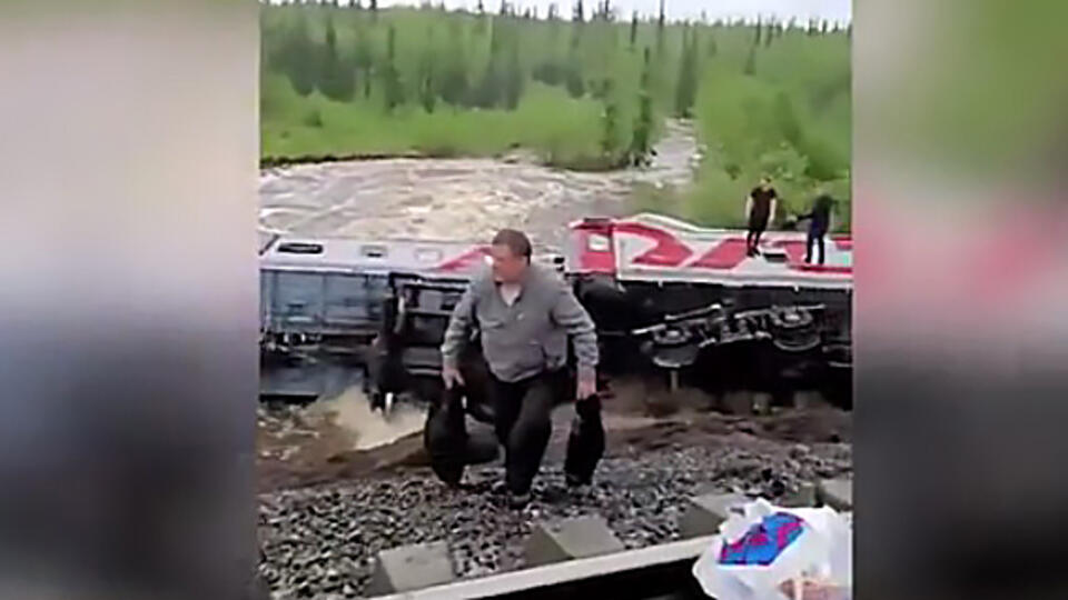 Пассажиры сняли на видео обстановку возле сошедшего с рельсов поезда в Коми