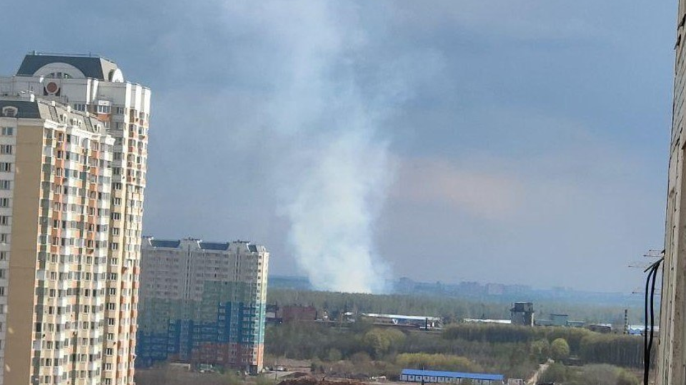 Густой дым: очевидцы сообщили о пожаре в Балашихе