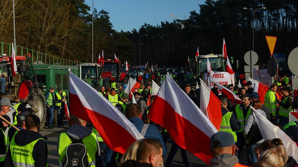 Польские фермеры рассыпали гвозди у КПП 