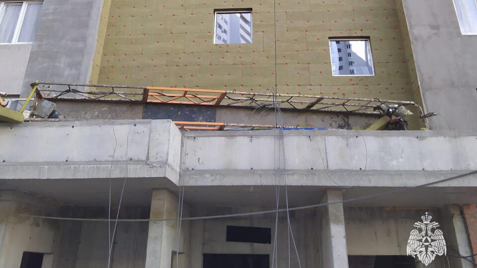Кадры момента падения строительной люльки с рабочими в Уфе