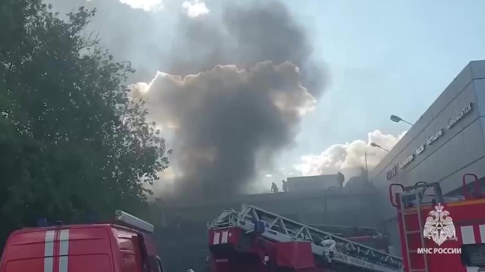Кадры с места пожара на юго-востоке Москвы