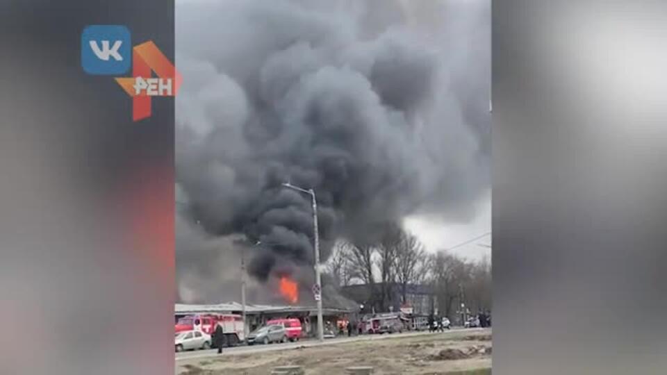 Пожар охватил торговые ряды в Нижнем Новгороде