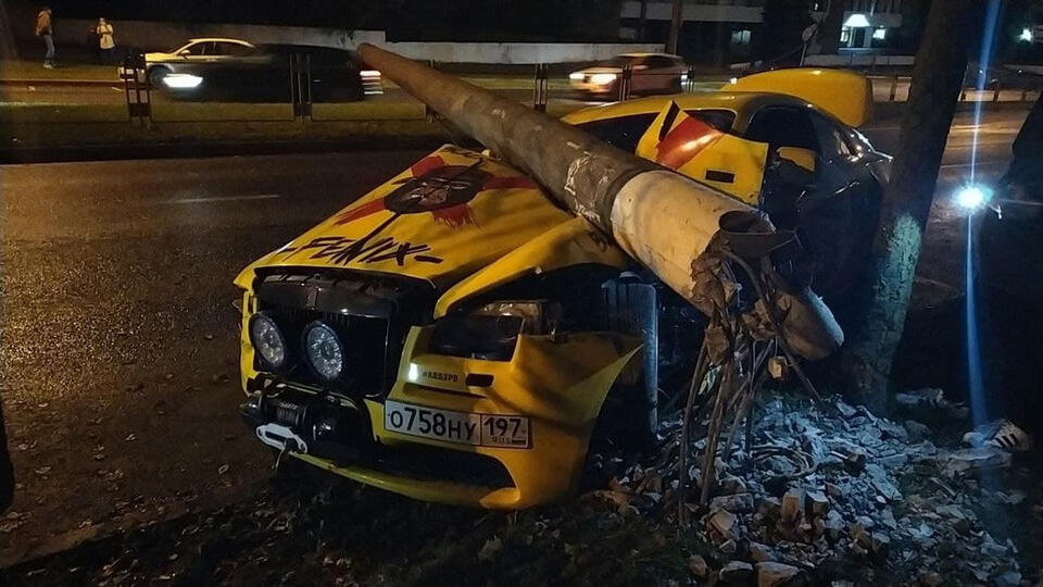 Onliner: столб раздавил Rolls-Royce автоблогера из России в Минске