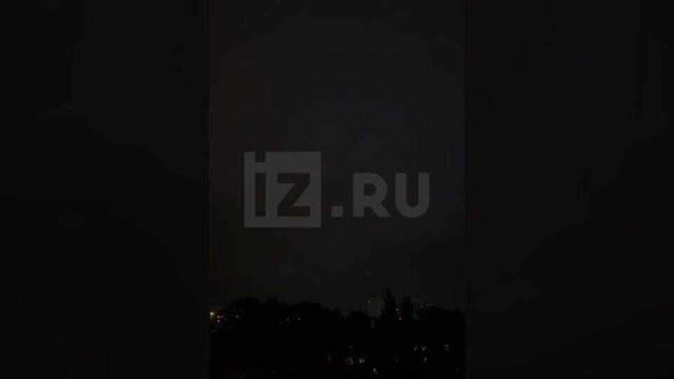 Облицовка дома упала на детскую площадку в Севастополе из-за непогоды