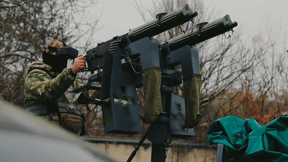 Как боевики пытаются защититься от "Гераней". Фото: © Кадр из программы "СОВБЕЗ", РЕН ТВ