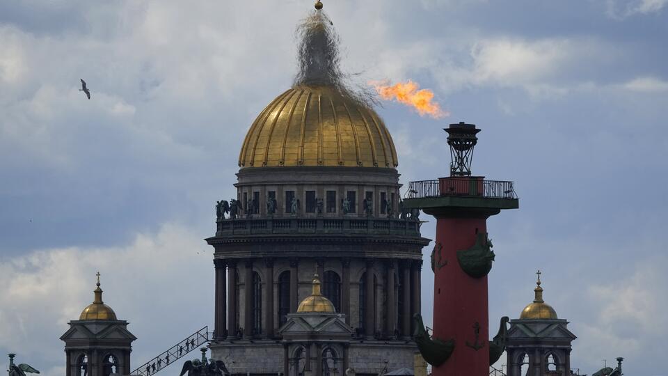 Факелы Ростральных колонн зажгли в честь снятия блокады Ленинграда