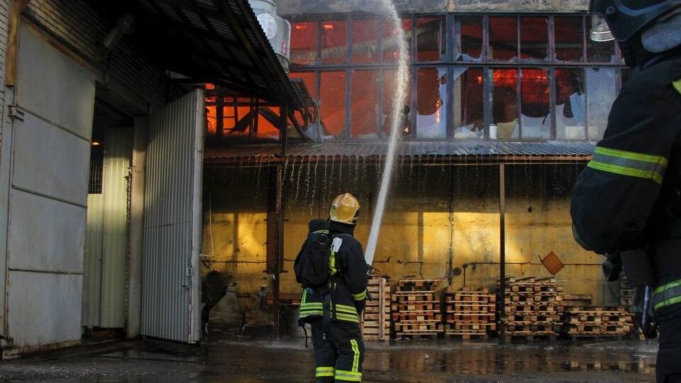 Пожар на заводе в Петербурге локализован на площади 600 