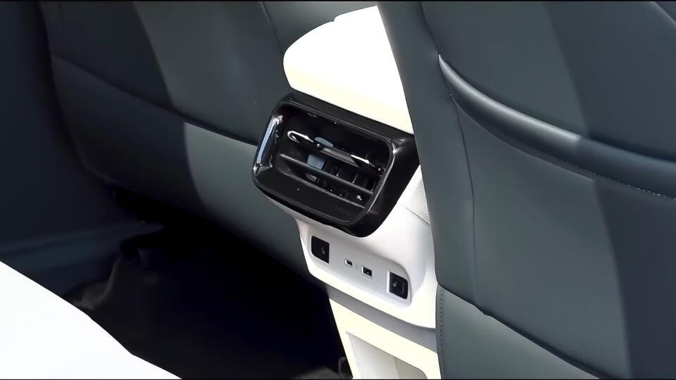 Тест-драйв Geely EX5. Фото: © Кадр из программы "Минтранс", РЕН ТВ