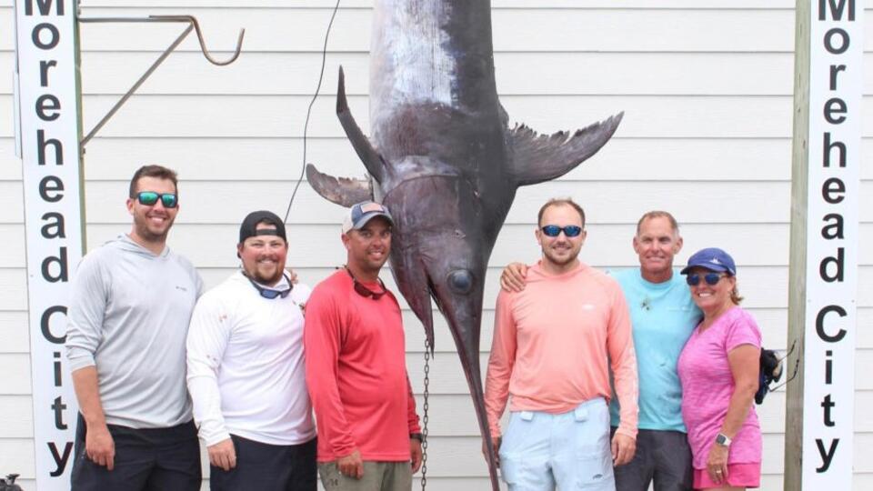 Рыбак из США выловил 230-килограммовую рыбу-меч и побил рекорд штата