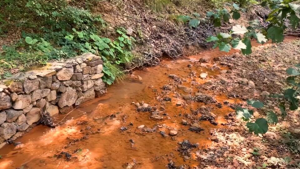 Природный источник с кроваво-красной водой не оставит туристов равнодушными. Фото: © Кадр из программы "Невероятно интересные истории", РЕН ТВ