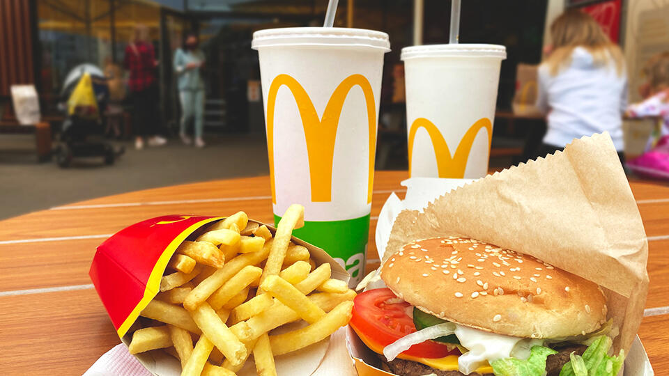 Россияне встали в огромные очереди в последний день работы McDonald’s