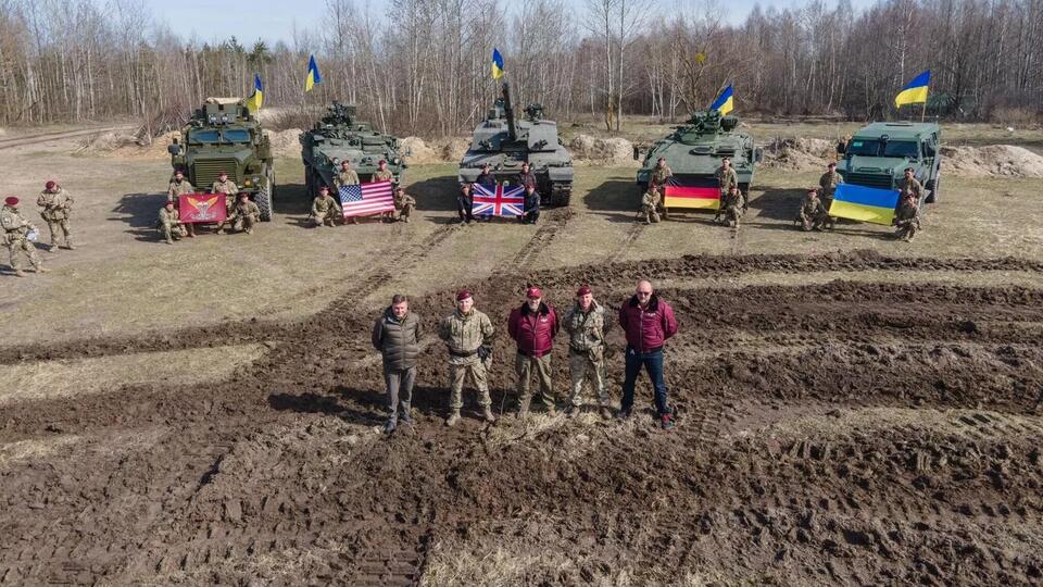 Фото главы минобороны Украины на фоне танков развеселило китайцев