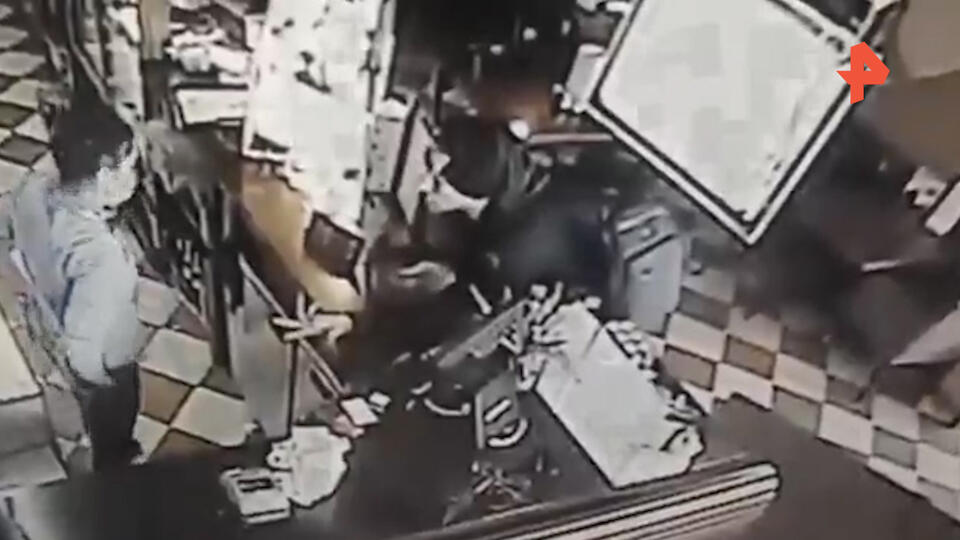 В центре Москвы посетитель избил официантку рукояткой ножа