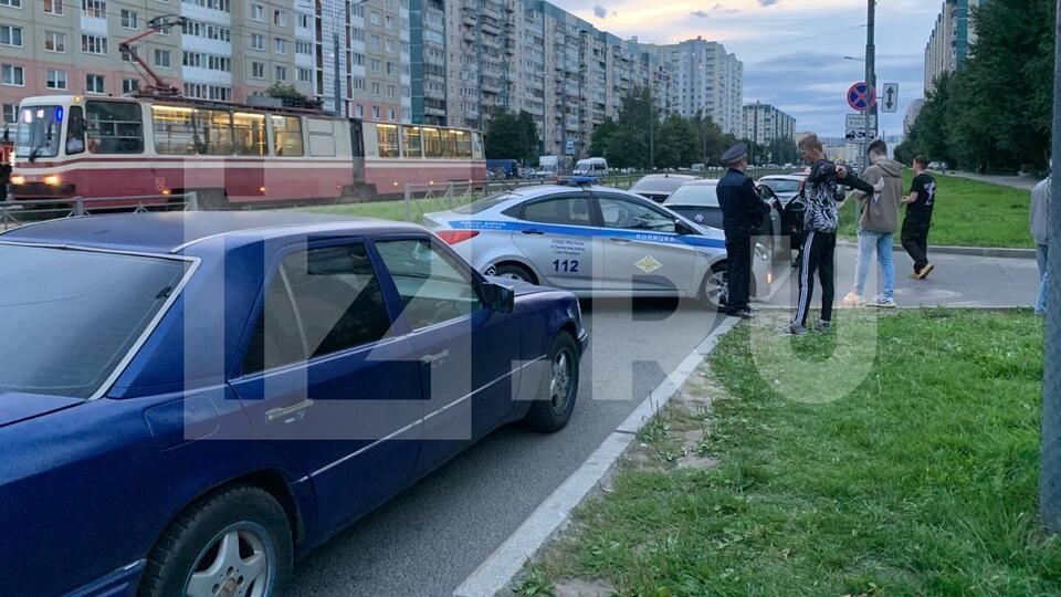 Иномарка сбила пенсионера и врезалась в BMW в Петербурге