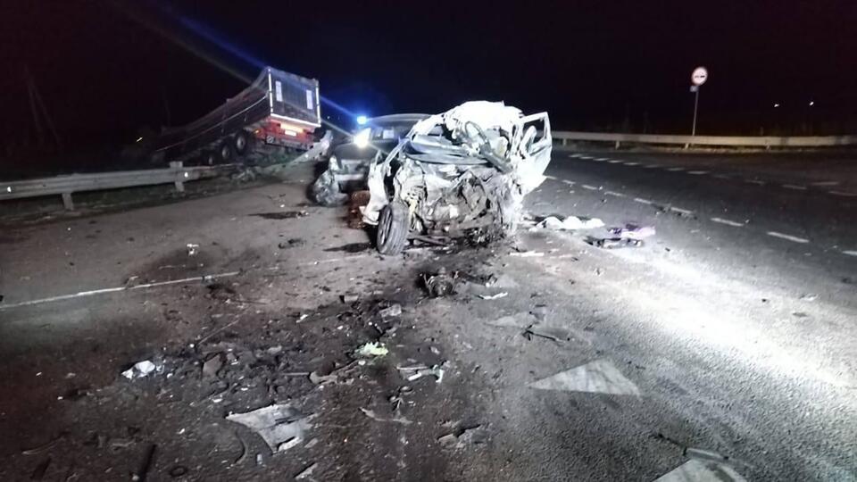 Два человека погибли в ДТП легковушки с грузовиком под Краснодаром