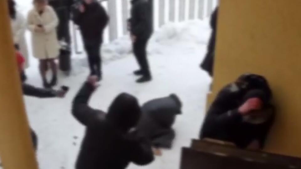 Вооруженный молотком и пистолетом мужчина устроил драку в Челябинске