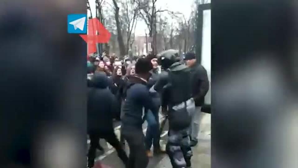 Толпа протестующих зверски избила сотрудника ОМОН в Москве