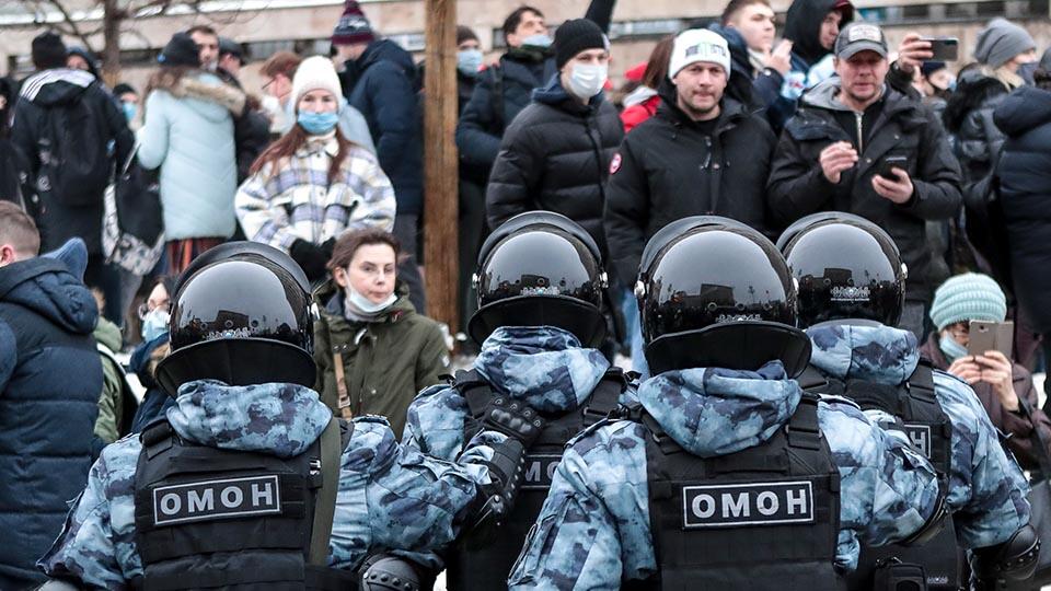Военнослужащего ударили ногой в голову на незаконной акции в Москве