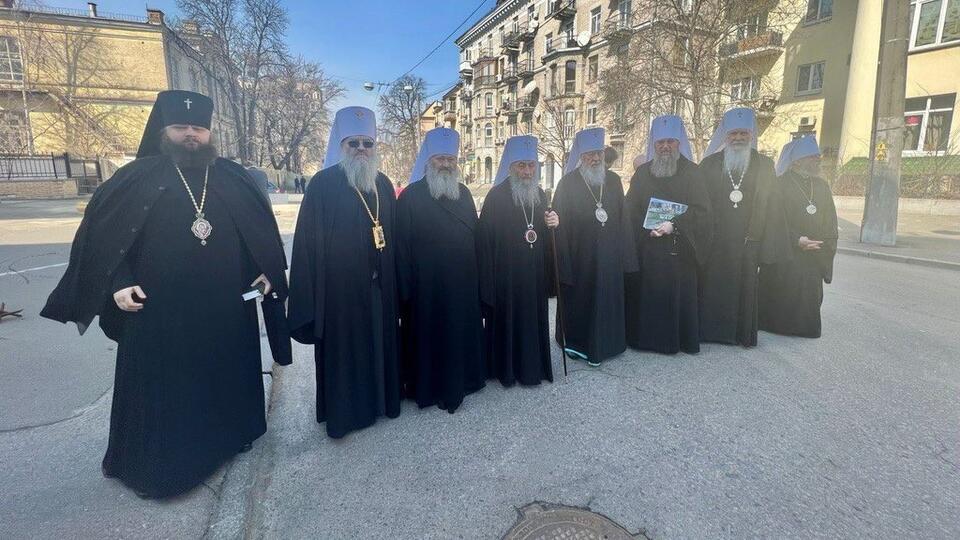 Синод УПЦ прибыл в офис Зеленского из-за выселения монахов из лавры