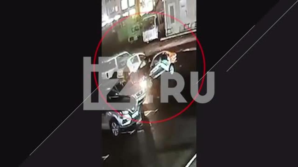 Момент побега открывших стрельбу в магазине в Петербурге попал на видео