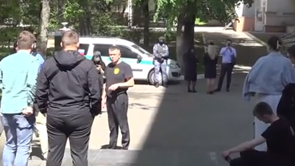 Полицию, приставов и Росздравнадзор не пустили в клинику Хайдарова