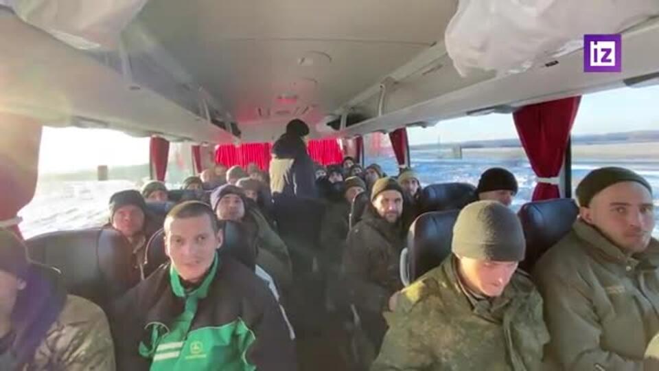 Минобороны показало видео возвращения российских военных из плена