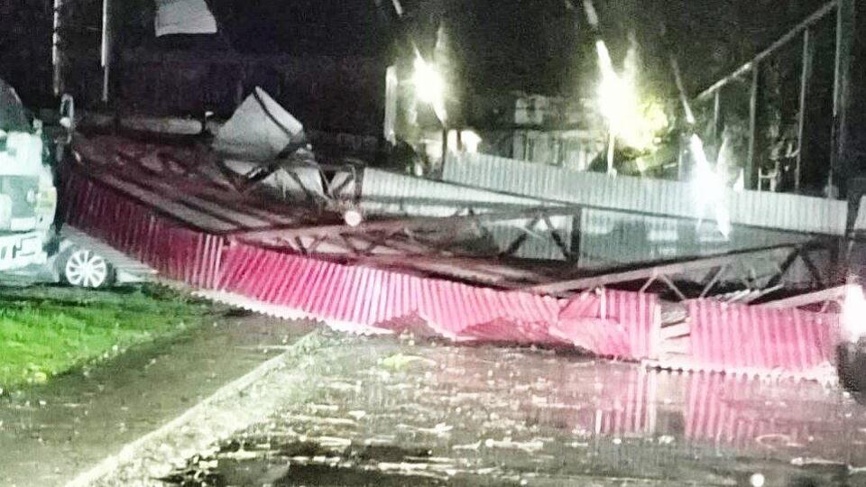 Сильный ветер в Сочи сорвал часть крыши многоквартирного дома