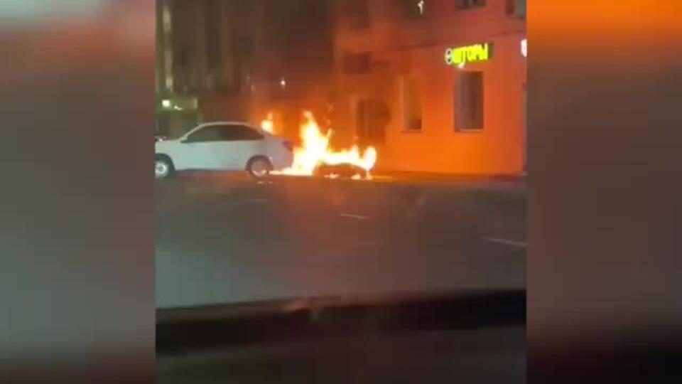Автомобиль загорелся после страшного столкновения с мотоциклом в Курске