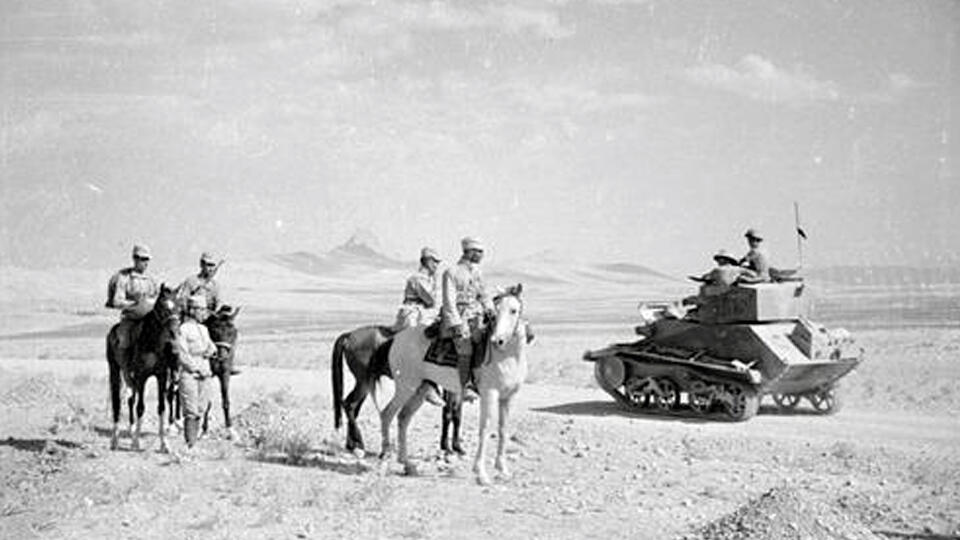 Фото: © Части советской и британской армий, встретившиеся в пустыне Деште-Кевир в нескольких км от Казвина. Август 1941 года. Википедия.